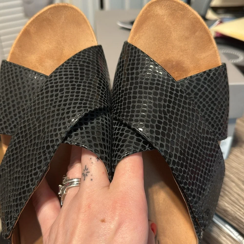 Vionic Black Textured Crossband Wedge Slide